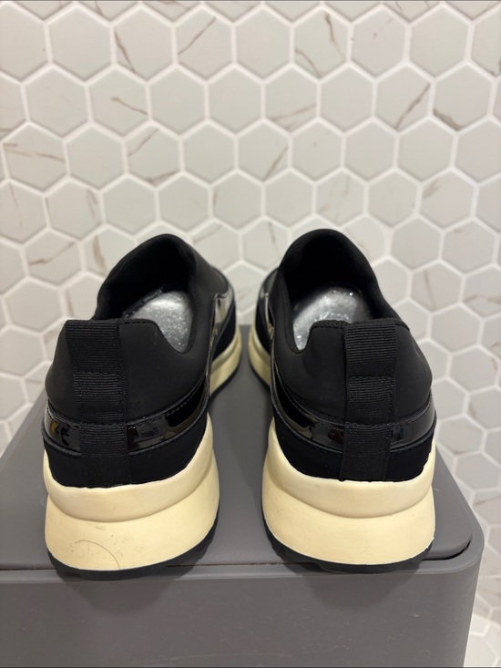 Black H Logo Slip-On Loafers Japan main image 4